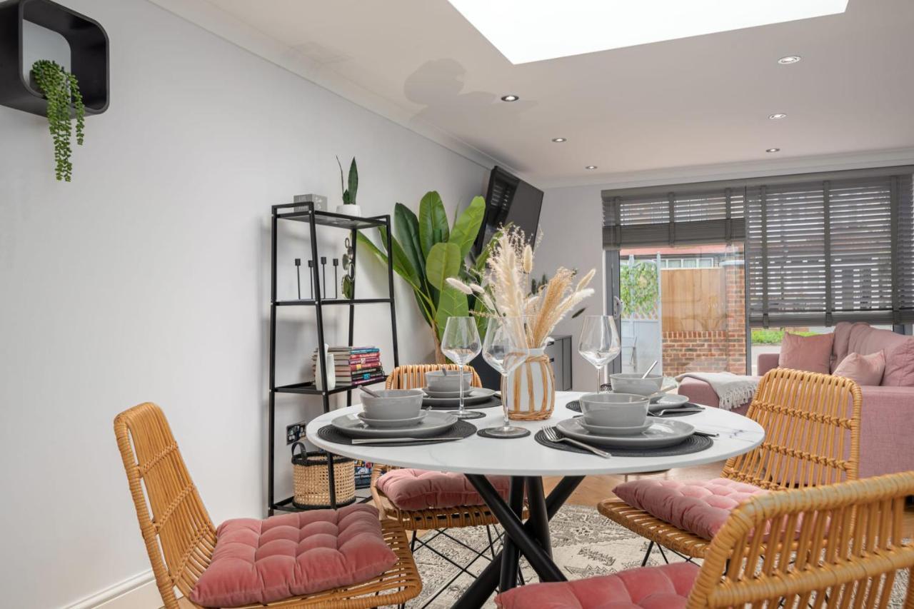 Guestready - Unique Home Near Wimbledon With Gorgeous Deck And Parking Londra Esterno foto