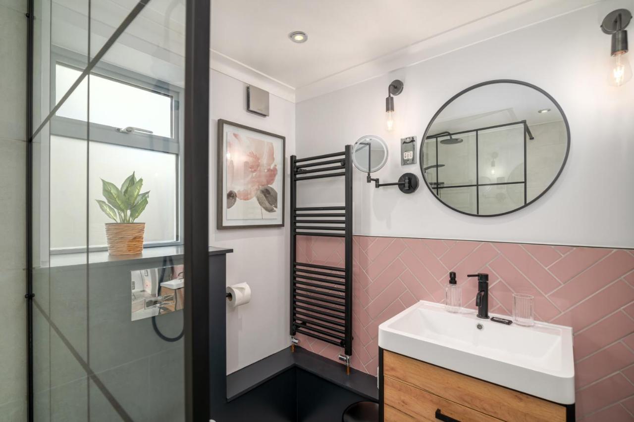 Guestready - Unique Home Near Wimbledon With Gorgeous Deck And Parking Londra Esterno foto