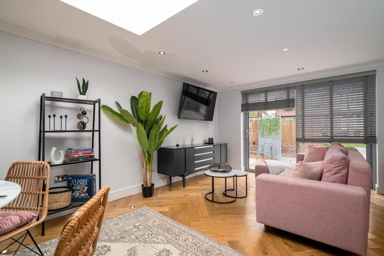 Guestready - Unique Home Near Wimbledon With Gorgeous Deck And Parking Londra Esterno foto